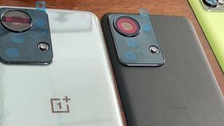 OnePlus 10 își face apariția într-o primă fotografie reală! Are design diferit față de varianta Pro și setup de camere atipic