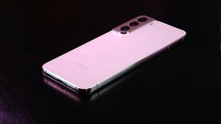 Samsung Galaxy S22+: Design prietenos cu unghiurile drepte, excelent de manevrabil