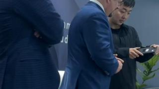 Un prototip al primului smartphone Nothing este fotografiat în mâinile CEO-ului Carl Pei; Terminalul pare a fi pregătit de debut!