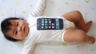Bebeluș vândut pentru iPhone, degradarea umană atinge un nou nivel!