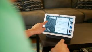 Următoarea boxă inteligentă Google Nest Hub va fi una hibrid, cu display detașabil pentru utilizat în mod tabletă
