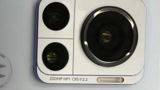 Motorola Frontier - telefonul ce aduce cameră de 200 megapixeli apare într-o fotografie, cu modulul foto în prim plan