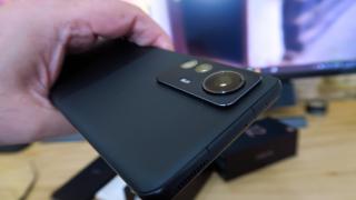 Xiaomi 12 Pro Unboxing: 3 camere de 50 megapixeli pe un corp mai elegant şi sobru