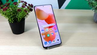 Xiaomi 12 Pro: Display luminos şi prietenos cu gaming-ul, ultra accesorizat cu opţiuni
