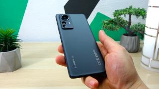 Xiaomi 12 Pro: Design un pic mai elegant prin detalii fine şi foarte lung