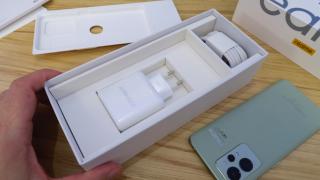 realme este următorul producător din zona smartphone care nu va mai oferi încărcător la pachet cu telefoanele vândute