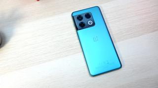 OnePlus 10 Pro: Design iconic deja şi premium, camera acoperită cu ceramică e uşor de recunoscut