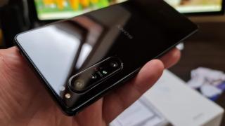 Sony Xperia 1 II: Design alungit, îngust, alunecos
