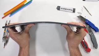 Galaxy Tab S8 Ultra este o tabletă surprinzător de rezistentă; Trece testul de durabilitate a lui JerryRigEverything deși măsoară doar 5.5 mm în talie