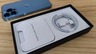 Apple este amendată în Brazilia pentru că nu i-a oferit încărcător unui cumpărător de iPhone, deși legea obligă la includerea accesoriului