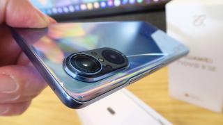 Huawei Nova 9 SE: Design lucios, curbat, magnet de priviri şi amprente