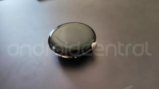 Google Pixel Watch apare în fotografii reale! Un prototip uitat într-un bar dezvăluie designul primului smartwatch din portofoliul companiei
