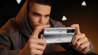 POCO F4 GT a sosit: telefon de gaming de 499 euro, cu butoane trăgaci magnetice, CPU Snapdragon 8 Gen 1