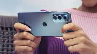 Motorola Edge 30 este acum oficial! Smartphone cu ecran OLED de 144Hz și setup de camere potent în partea din spate