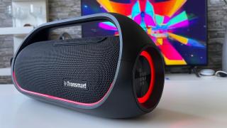 Prezentare Tronsmart Bang - boxa Bluetooth cu putere de 60W ideală pentru orice petrecere, inclusiv la piscină