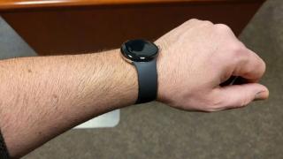 Google Pixel Watch apare în noi imagini; E fotografiat la încheietura unui utilizator și aflăm cât de confortabil este