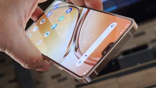 vivo V23 5G Unboxing: telefonul care îşi schimbă culoarea şi echipat cu două camere selfie de top e aici