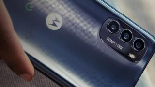 Motorola Moto G82 apare în imagini noi, însoțite de o listă aproape completă de specificații