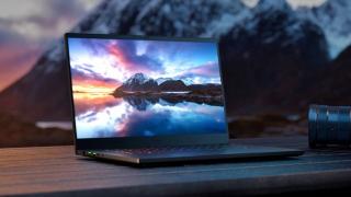 Primul laptop cu ecran OLED de 240Hz vine de la Razer și se numește Blade 15 (2022)