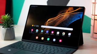 Samsung Galaxy Tab S8 Ultra 5G: Design masiv, mai OK de mânuit ca laptop decât ca tabletă