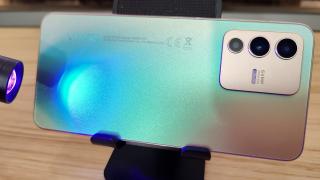 vivo V23 5G: Design de iPhone cu Android, cameleonic şi ergonomic