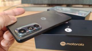 Motorola Edge 30 Unboxing: poate cel mai subţire şi uşor telefon din 2022 (Video)