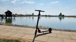 Turul Magazinelor #1105: Trotinetă electrică sub 1300 lei, proiector 4K pentru Cupa Mondială, căşti Galaxy Buds 2 la preţ bun
