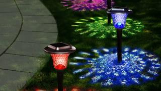 E LUNI e AMAZON: Azi vă recomandăm un set de lămpi pentru exterior smart, cu iluminare RGB, control prin aplicație, rezistente la apă