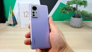 Xiaomi 12: Design de o feminitate sobră, curburi din sticlă şi metal
