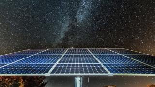 O nouă tehnologie permite panourilor solare să producă curent electric inclusiv noaptea; Iată cum funcționează!