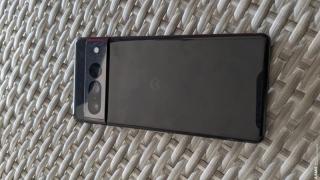 Google Pixel 7 Pro în varianta prototip se lasă admirat în fotografii hands-on, având ecran ușor curbat 