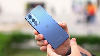 Motorola Edge 30: Design-ul de fotomodel încă se poartă