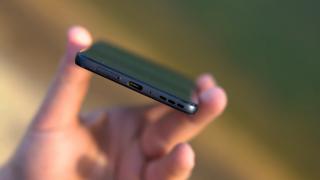 Motorola Edge 30: Acustică stereo destul de puternică, dar nu echilibrată