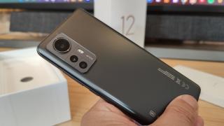 Xiaomi 12X: Design pe bază de sticlă, premium, plăcut și confortabil