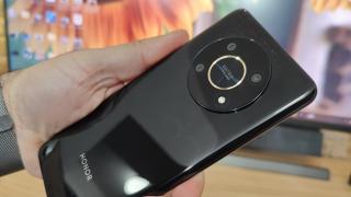 Honor Magic4 Lite Unboxing: un inel "fermecat" în spate şi un ecran mare şi imersiv pentru multimedia (Video)