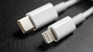 UE a decis: portul USB-C devine obligatoriu pe telefoane din 2024; Ce va face Apple?