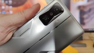 POCO F4 GT: Design mai discret decât telefonul clasic de gaming, cu butoane pop up superioare