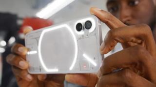 Nothing Phone (1) a primit un video hands-on din partea lui MKBHD; Telefonul surprinde printr-un inedit sistem de LED-uri