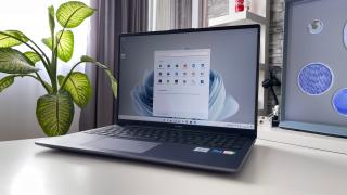 Prezentare HUAWEI MateBook D 16: Un laptop de productivitate de 16 inch mai ușor decât ai crede și primul Huawei cu NumPad