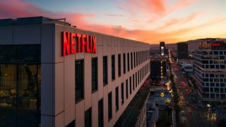 Netflix continuă tăierile de joburi; Renunță la aproape 500 de angajați și este pe cale să introducă abonamentul cu reclame