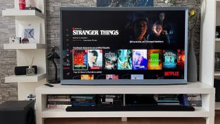 Nou în teste: Smart TV Samsung The Serif 2022 + soundbar Samsung HW-S800B, pachetul ideal pentru home entertainment?