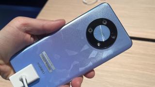 Huawei nova Y90 Hands on: reîncarnarea designului Mate 40 Pro, cu un ecran imersiv (Video)