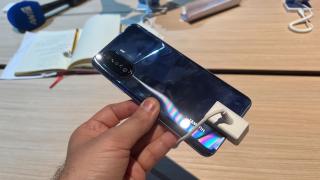 Huawei nova Y70 hands-on: battery phone de 6000 mAh cu spate din sticlă (Video)