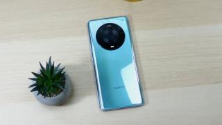 HONOR Magic4 Pro: Design tribut pentru glorii trecute, curbe din sticlă în abundență