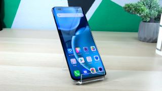 HONOR Magic4 Pro: Display OLED de calitate, cu un decupaj şi curburi polarizante