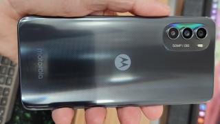 Motorola Moto G82 5G: Design clasic Moto, cu muchii mai înguste, manevrabilitate cu o mână excelentă