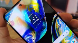 Motorola Moto G82 5G: Display AMOLED luminos, cu muchii simetrice
