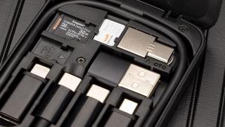 E LUNI e AMAZON: Azi vă recomandăm „trusa de salvare” pentru dispozitive - un kickstand compact cu cablu de date și adaptoare incluse