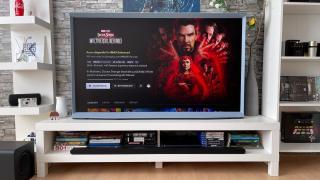 Prezentare Samsung The Serif 2022 + soundbar Samsung HW-S800B: Un adevărat "șerif" al televizoarelor lifestyle și un soundbar care va da pe spate publicul de pe canapea (Review)