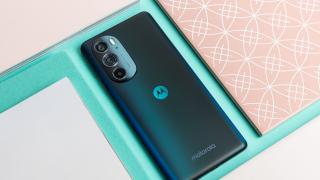 Debutul camera-phone-ului Motorola Edge 30 Ultra se apropie; Aflăm detalii privind display-ul, configurațiile și variantele de culoare disponibile